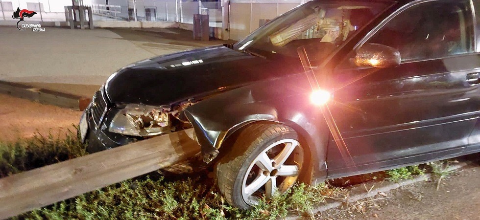 Scappa dai carabinieri con l’Audi A3 lanciata a 200 km/h: l’auto del 23enne finisce infilzata dal guardrail